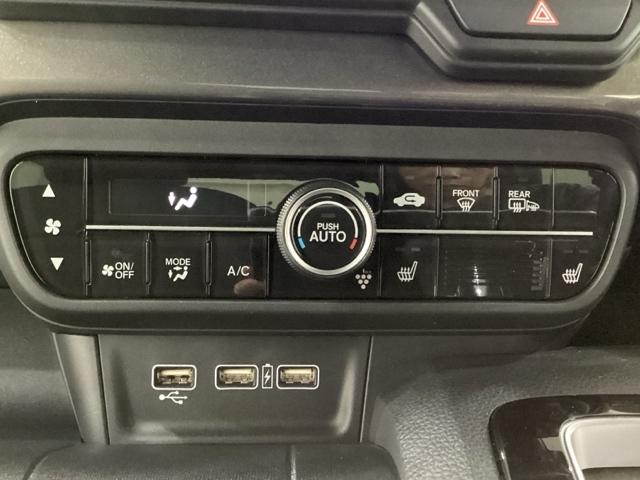 セレクトレバーの左上にプラズマクラスター付き・オートエアコンがついてますので簡単操作で快適に過ごせます。シートヒータースイッチ内蔵で前席の左右別々に２段階で温度設定ができます。