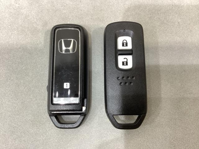 スマートキーを装備しています。鍵を差し込むことなくドアロックの開け閉めと、スタートボタン操作でのエンジンスタートができます。スペアキーも同じものを用意しております。