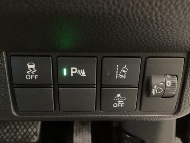 ハンドルの右側にはヘットライトリベライザーとＨｏｎｄａセンシング用のメインスイッチがついています。ヘッドライトリベライザーは道路状況や積荷の加重に応じてライトの高さを調節できます。