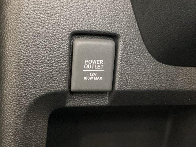 アクセサリーソケットはＵＳＢのアダプターなどをつければ、スマホの充電にも使えます。周辺には物が置けるボックスがついています。