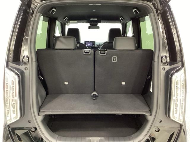 トランクの床は底が深くボードで仕切りを入れた２段式になっています。リアシートが前にスライドしてもボードが伸びるので上部の収納スペースが広がります。