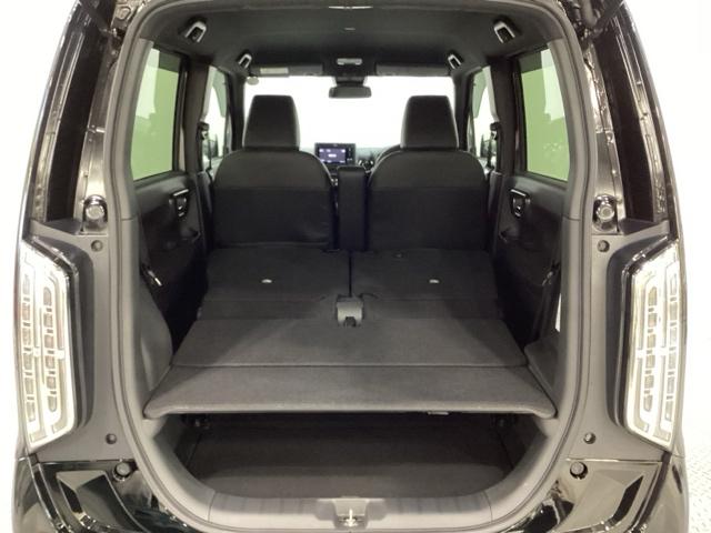 リアシートの背もたれを倒してさらに広々としたトランクスペースになります。段差も少なく荷物の出し入れもしやすくなっています。