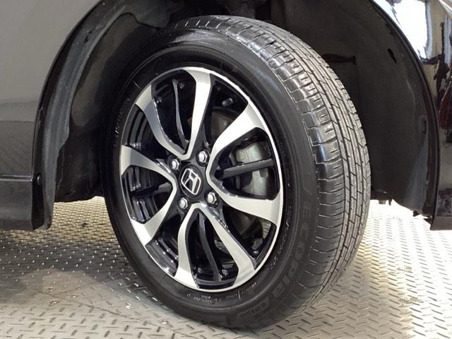 精悍なデザインの純正アルミホイールを装備しています。足元を引き立てて、美しいボディラインを一層引き締めてくれています。