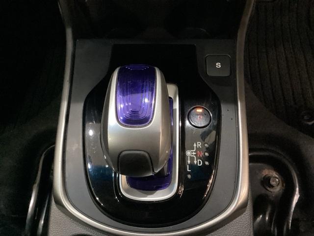 グレイス ハイブリッドEX 純正メモリーナビ 純正アルミホイール シートヒーター キーレス クルーズコントロール 衝突軽減ブレーキ 横滑り防止 バックカメラ 盗難防止 LEDヘッドライト 4WD キーレス(8枚目)