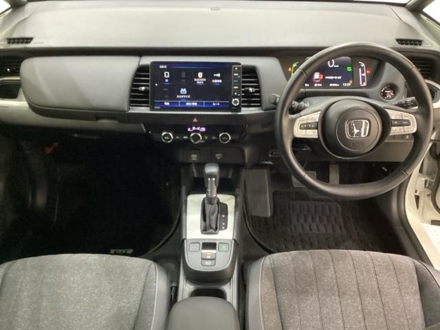 フィット ｅ：ＨＥＶホーム　純正メモリーナビ　純正アルミホイール　ドライブレコーダー　ホンダセンシング　クルーズコントロール　衝突軽減ブレーキ　横滑り防止　障害物センサー　バックカメラ　盗難防止　ＬＥＤヘッドライト　４ＷＤ（7枚目）