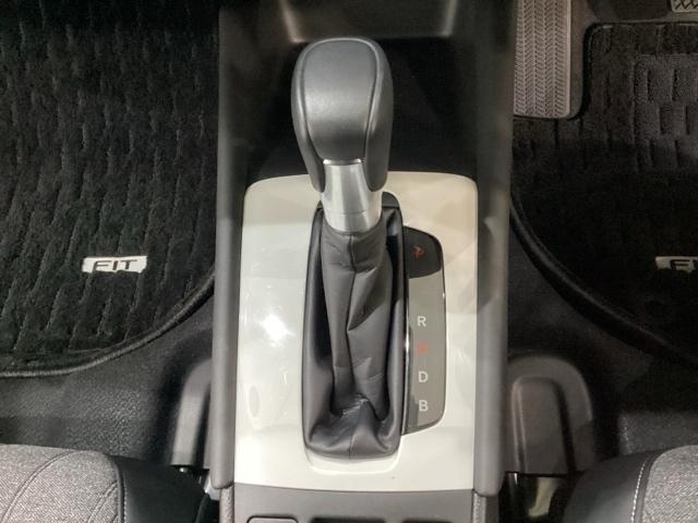 フィット ｅ：ＨＥＶホーム　純正メモリーナビ　純正アルミホイール　ドライブレコーダー　ホンダセンシング　クルーズコントロール　衝突軽減ブレーキ　横滑り防止　障害物センサー　バックカメラ　盗難防止　ＬＥＤヘッドライト　４ＷＤ（11枚目）