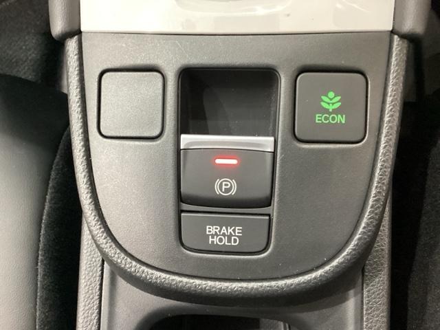 フィット ｅ：ＨＥＶホーム　純正メモリーナビ　純正アルミホイール　ドライブレコーダー　ホンダセンシング　クルーズコントロール　衝突軽減ブレーキ　横滑り防止　障害物センサー　バックカメラ　盗難防止　ＬＥＤヘッドライト　４ＷＤ（12枚目）