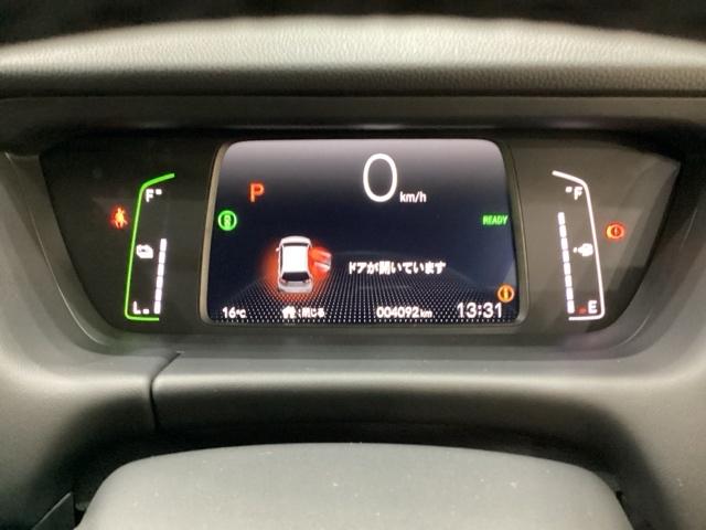 フィット ｅ：ＨＥＶホーム　純正メモリーナビ　純正アルミホイール　ドライブレコーダー　ホンダセンシング　クルーズコントロール　衝突軽減ブレーキ　横滑り防止　障害物センサー　バックカメラ　盗難防止　ＬＥＤヘッドライト　４ＷＤ（14枚目）