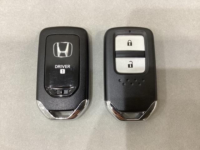 フィット ｅ：ＨＥＶホーム　純正メモリーナビ　純正アルミホイール　ドライブレコーダー　ホンダセンシング　クルーズコントロール　衝突軽減ブレーキ　横滑り防止　障害物センサー　バックカメラ　盗難防止　ＬＥＤヘッドライト　４ＷＤ（16枚目）