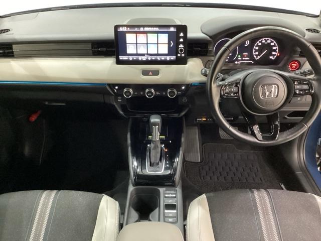 �ԓ��͌��G�}�R�ۏ��L�{�H�ςł��B�C���p�l����̓X�^�C���b�V���ȃf�U�C���ŋ@�\�⑕�����[�����Ă��܂��B�O���[�u�{�b�N�X��J�b�v�z���_�[�̂ق��Ƀg���[�Ȃǂ�������̎��[�X�y�[�X���t���Ă��܂��B