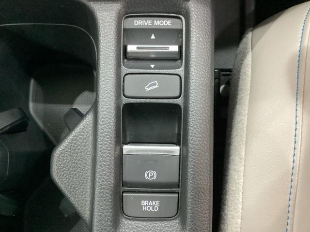 �Z���N�^�[�m�u�̉��ɁA�R�̈قȂ���������y���߂�h���C�u���[�h�X�C�b�`�����Ă��܂��B��ʓ��A�X�|�[�c���s�A�G�R���s�ȂǁA�V�[���ɍ��킹�čœK�ȉ��������y���߂�h���C�u���[�h�X�C�b�`�ł��B