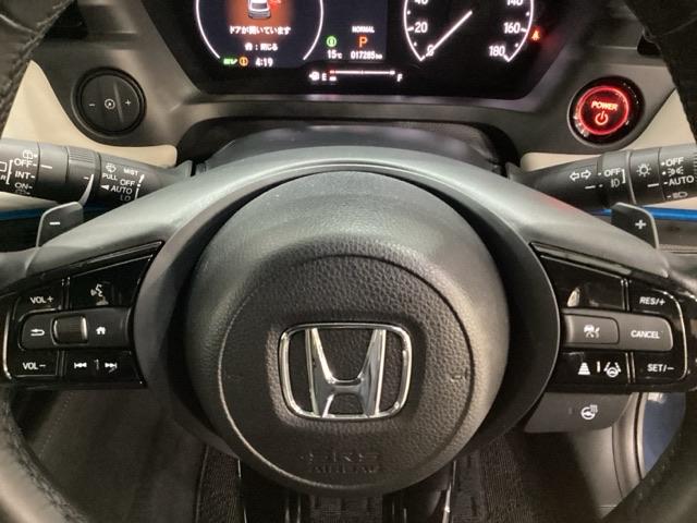 �X�e�A�����O�X�C�b�`�̓I�[�f�B�I�̃{�����[���Ȃǂ̑���X�C�b�`�̑��ɁA���t�g�Z���N�^�[�z�C�[���𑕔��B���������w��ŏ㉺�ɓ��������ƂŁA�}���`�C���t�H���[�V�����E�f�B�X�v���C�̊e�\�����m�F�ł��܂��B