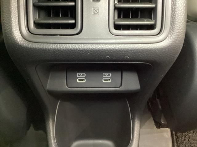 ���A�V�[�g�ɂ͑�������̑��������łȂ��A�㕔�ɂ��_�N�g�����Ă��܂��̂ŗ�[�E�g�[�Ƃ����K�ɉ߂����܂��B���̉��ɂ͏[�d�\�Ȃt�r�a�[�q���Q���Ă��܂��B�ړ����ɏ[�d���ł���̂ŕ֗��ł��B