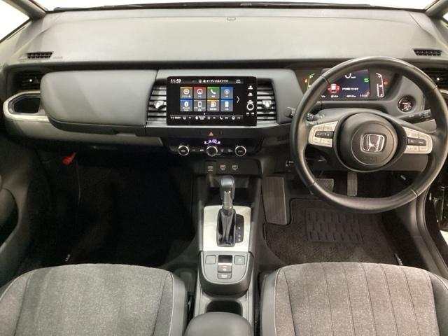 フィット ｅ：ＨＥＶホーム　純正メモリーナビ　ドライブレコーダー　キーレス　ホンダセンシング　クルーズコントロール　衝突軽減ブレーキ　横滑り防止　障害物センサー　バックカメラ　盗難防止　ＬＥＤヘッドライト　４ＷＤ（7枚目）