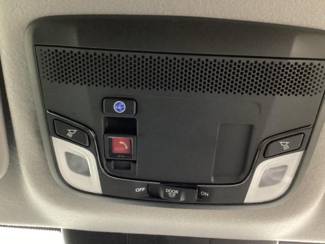 フィット ｅ：ＨＥＶホーム　純正メモリーナビ　ドライブレコーダー　キーレス　ホンダセンシング　クルーズコントロール　衝突軽減ブレーキ　横滑り防止　障害物センサー　バックカメラ　盗難防止　ＬＥＤヘッドライト　４ＷＤ（8枚目）