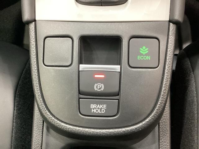 フィット ｅ：ＨＥＶホーム　純正メモリーナビ　ドライブレコーダー　キーレス　ホンダセンシング　クルーズコントロール　衝突軽減ブレーキ　横滑り防止　障害物センサー　バックカメラ　盗難防止　ＬＥＤヘッドライト　４ＷＤ（12枚目）