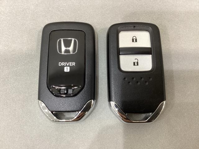 フィット ｅ：ＨＥＶホーム　純正メモリーナビ　ドライブレコーダー　キーレス　ホンダセンシング　クルーズコントロール　衝突軽減ブレーキ　横滑り防止　障害物センサー　バックカメラ　盗難防止　ＬＥＤヘッドライト　４ＷＤ（16枚目）