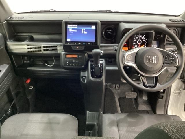 車内は光触媒抗菌消臭施工済です。インパネ周りはスタイリッシュなデザインで機能や装備も充実しています。グローブボックスやカップホルダーのほかにトレーなどたくさんの収納スペースが付いています。