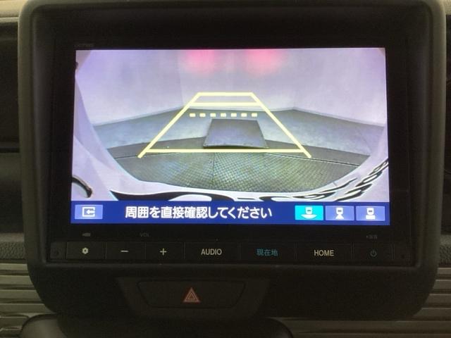 バックでの車庫入れも安心です！　リアカメラが付いているバックモニター付のナビを装備しております。操作線もついており距離感も画面から確認できます。