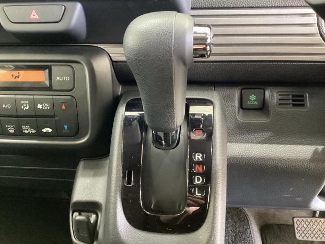 ＣＶＴ車のセレクトレバーです。低速から高速まで、変速ショックのないスムーズな走りを実現するとともに、エンジン効率のよい領域を維持することで燃費にも貢献します。