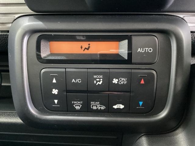 セレクトレバーの左上にオートエアコンがついてますので、簡単操作で快適に過ごせます。リア熱線のスイッチの中に、雪道に対応したサイドミラーヒーターも入っています。