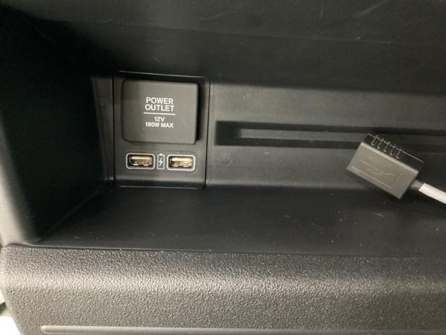 助手席前トレーのパネル左側に、アクセサリーソケットがあり、ＵＳＢのアダプターなどをつければ、スマホの充電にも使えます。その下にはスマートフォンなどの充電可能なＵＳＢ端子が２個ついています。