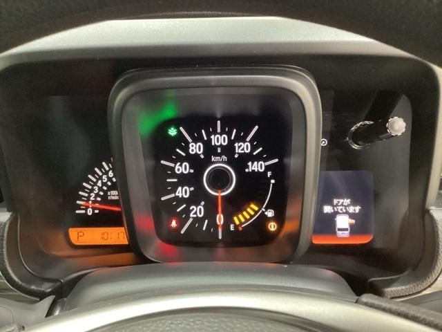 スピードメーターとタコメーターを大きく配した見やすいメーター部になっています。右側のインフォメーション画面でオドメーターや燃費などの情報を確認できます。