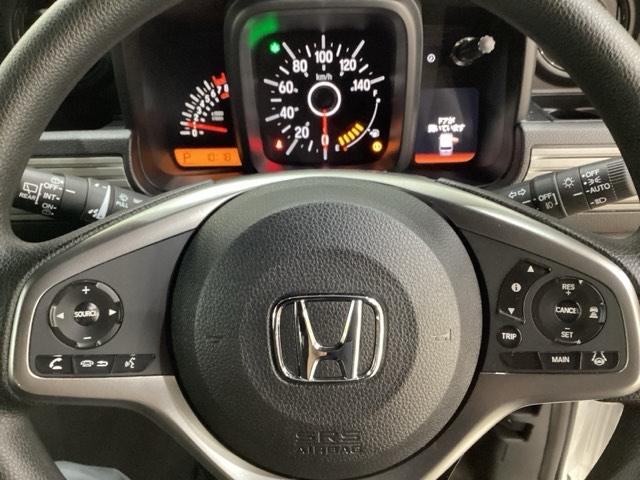 ハンドルにＨｏｎｄａセンシング系のクルーズコントロールやレーンキープアシストなどのスイッチと、オーディオの操作スイッチが装備されています。ハンドルから手を離さず安全に操作できます。