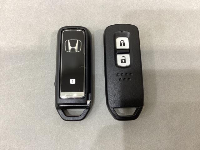 スマートキーを装備しています。鍵を差し込むことなくドアロックの開け閉めと、スタートボタン操作でのエンジンスタートができます。スペアキーも同じものを用意しております。