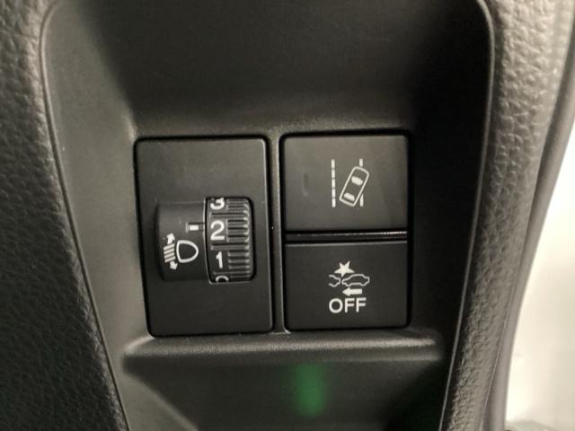 ハンドルの右側にはヘットライトリベライザーとＨｏｎｄａセンシング用のレーンキープアシストシステムなどがついています。ヘッドライトリベライザーは道路状況や積荷の加重に応じてライトの高さを調節できます。