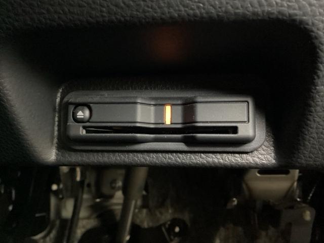 ＥＴＣがついています。高速道路の料金所の通過も楽々です。　カードの取り出しもしやすい場所についています。