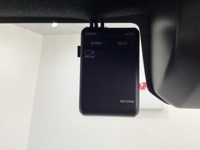 ドライブレコーダーが前方の監視をしてくれます。衝突や急ブレーキなどを感知した場合に、記録された動画が万が一の際に直前の状況を把握する手助けとなります。