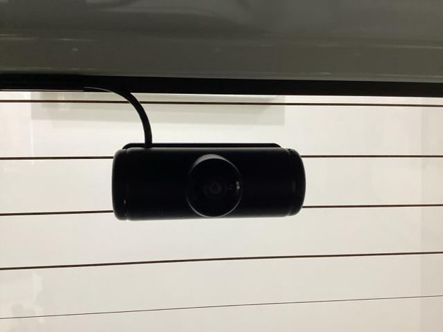 後方にもドライブレコーダーのカメラが付いています。前後両方でお車の周りを監視・記録いたします。