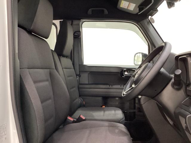 広い足元に肘掛けもついたゆったり座れるシートです。運転席と助手席の間が空いているため、助手席側への移動がスムーズです。交通量の多い道でも、助手席側から乗り降りができます。