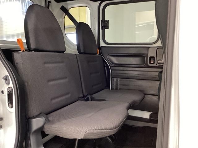 後席はワークスタイルに合わせて作業空間をアレンジします。左右分割で収納でき、段差のないフラットな荷室スペースを作り出すシートです。