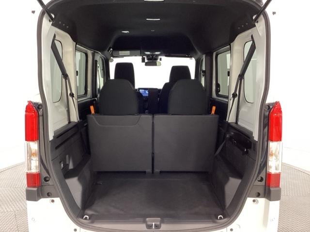 開口部も広く荷物の積み下ろしもしやすいお車となっております。４人乗りでも充分な荷室のスペースがあります。シートの背もたれは５：５の割合で分割して可倒できるので、長いお荷物などを載せることもできます。