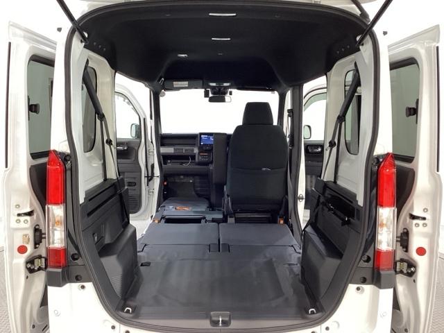 リアシートの背もたれを倒せばフラットで広いラゲッジスペースになります。助手席までフラットに倒せば、さらに荷室のスペースが広がり長いお荷物なども積むことができます。