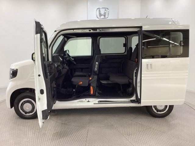 床は低く、天井は高く、すみずみまで使える四角い荷室の大空間です。運転席以外の空間すべてに荷物が積める！。助手席側センターピラーレス（ドアインピラー構造）です。