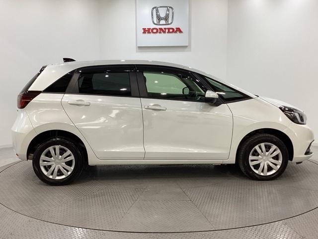 フィット ｅ：ＨＥＶホーム　純正メモリーナビ　ドライブレコーダー　キーレス　ホンダセンシング　クルーズコントロール　衝突軽減ブレーキ　横滑り防止　障害物センサー　全周囲カメラ　盗難防止　ＬＥＤヘッドライト　４ＷＤ（6枚目）