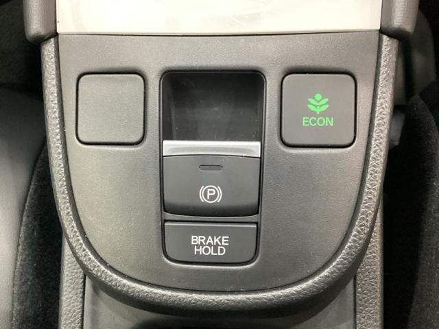 フィット ｅ：ＨＥＶホーム　純正メモリーナビ　ドライブレコーダー　キーレス　ホンダセンシング　クルーズコントロール　衝突軽減ブレーキ　横滑り防止　障害物センサー　全周囲カメラ　盗難防止　ＬＥＤヘッドライト　４ＷＤ（12枚目）