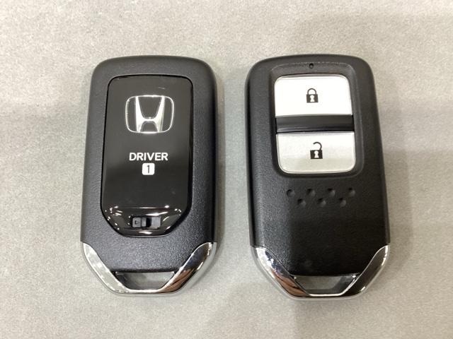 フィット ｅ：ＨＥＶホーム　純正メモリーナビ　ドライブレコーダー　キーレス　ホンダセンシング　クルーズコントロール　衝突軽減ブレーキ　横滑り防止　障害物センサー　全周囲カメラ　盗難防止　ＬＥＤヘッドライト　４ＷＤ（16枚目）