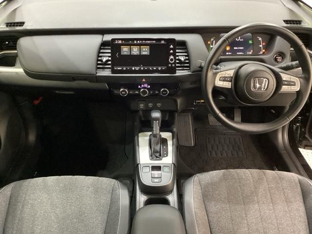 フィット ｅ：ＨＥＶホーム　コネクトディスプレイ　ドライブレコーダー　ホンダセンシング　クルーズコントロール　衝突軽減ブレーキ　横滑り防止　障害物センサー　バックカメラ　盗難防止　ＬＥＤヘッドライト　４ＷＤ（7枚目）