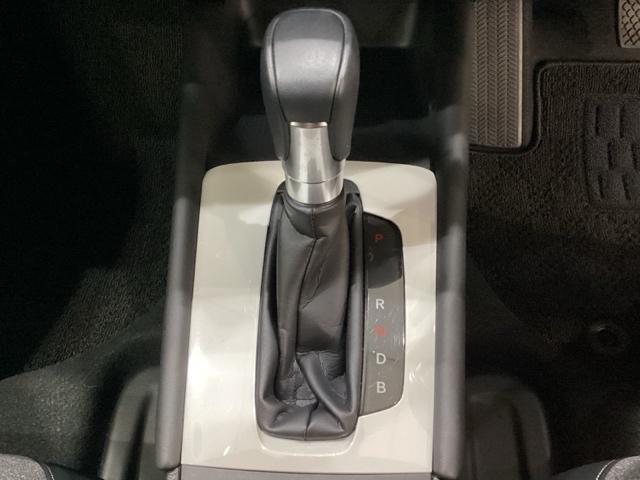 フィット ｅ：ＨＥＶホーム　コネクトディスプレイ　ドライブレコーダー　ホンダセンシング　クルーズコントロール　衝突軽減ブレーキ　横滑り防止　障害物センサー　バックカメラ　盗難防止　ＬＥＤヘッドライト　４ＷＤ（11枚目）