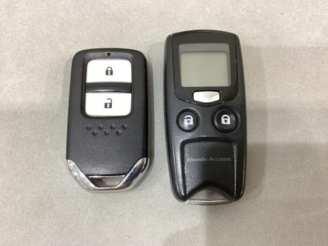 フィットハイブリッド Ｆパッケージ　社外ナビ　フルセグＴＶ　エンジンスターター　キーレス　スマートキー　横滑り防止　盗難防止　ＬＥＤヘッドライト　４ＷＤ（11枚目）