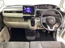 車内は光触媒抗菌消臭施工済です。スタイリッシュなデザインで暖かみのあるインパネ周りを演出します。グローブボックスやカップホルダーのほかにトレーなどたくさんの収納スペースが装備されています。