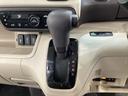 CVT車のセレクトレバーです。低速から高速まで、変速ショックのないスムーズな走りを実現するとともに、エンジン効率のよい領域を維持することで燃費にも貢献します。