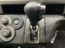 5速AT車のセレクトレバーです。低速から高速までスムーズな走りを実現するとともに、エンジン効率のよい領域を維持することで燃費にも貢献します。