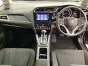 車内は光触媒抗菌消臭施工済です。スタイリッシュなデザインでスポーティなインパネ周りを演出します。グローブボックスやカップホルダーのほかにトレーなどたくさんの収納スペースが付いています。