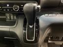 CVT車のセレクトレバーです。低速から高速まで、変速ショックのないスムーズな走りを実現するとともに、エンジン効率のよい領域を維持することで燃費にも貢献します。