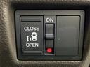 左側電動スライドドアは運転席からでも操作ができるように、ハンドル付近に開閉の操作スイッチが付いています。